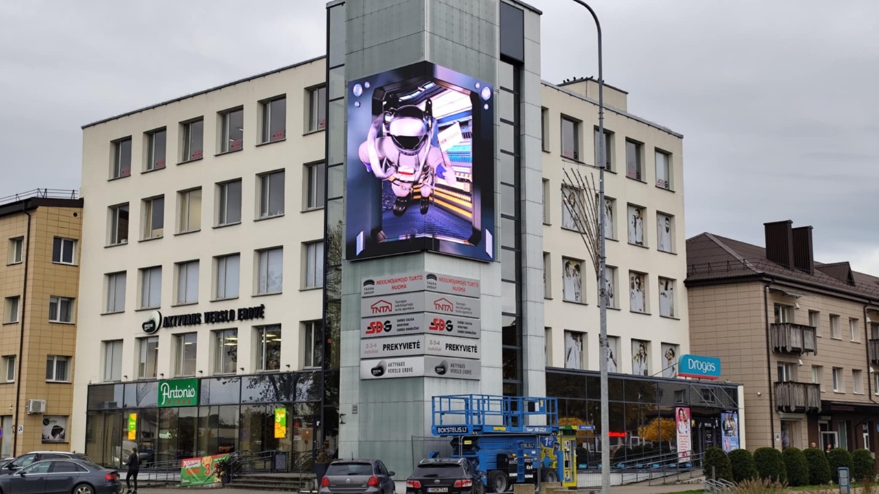 Tauragė Corner LED – fasado integracija